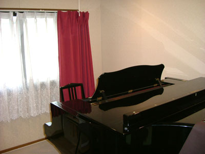 レッスン室内部。YAHAMA C3のグランドピアノを使用